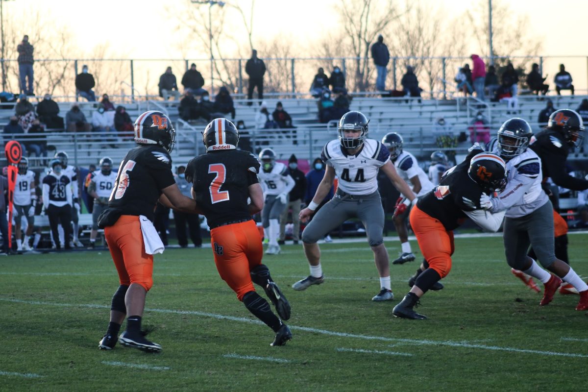 Alex Summers handing the ball off to Tate Carney 