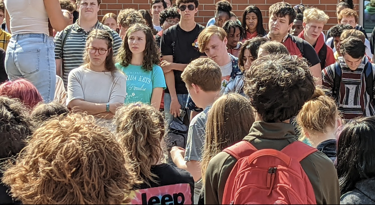 Students gather in the courtyard during class change as part of a walkout in response to the shooting at Uvalde Elementary School. | Photo by Matt Barker