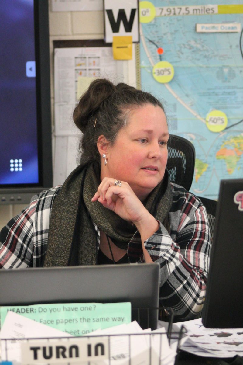 Robin Seamon teaches from the front of her room during Flex time.