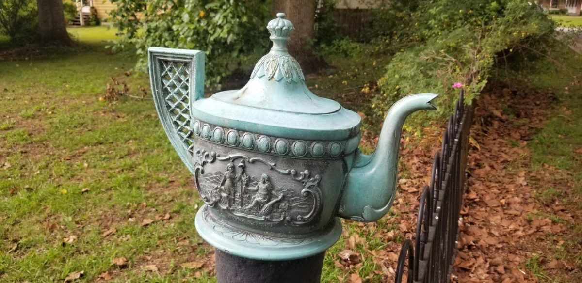 This teapot sculpture commemorates the 1774 Edenton Tea Party. | Frank C Jones, CC BY-SA 4.0, via Wikimedia Commons